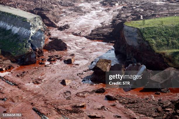 An aerial photo taken on October 8, 2010 shows the ruptured wall of a red sludge reservoir of the Ajkai Timfoldgyar plant in Kolontar, some 160...