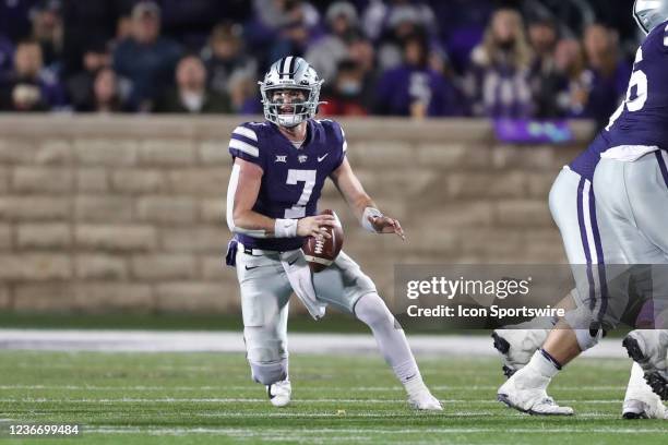 Kansas State Wildcats quarterback Skylar Thompson scrambles looking for a receiver in the fourth quarter of a Big 12 football game between the Baylor...