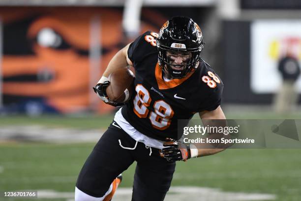 Oregon State Beavers TE Luke Musgrave turns up field after a making a catch during a PAC-12 conference football game between the Arizona State Sun...