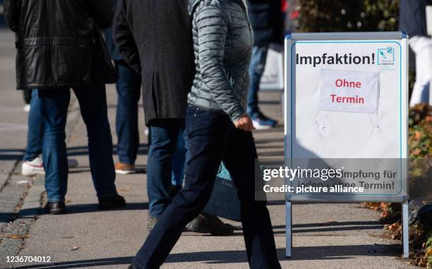 November 2021, Bavaria, Ainring: People wait in line outside the Berchtesgadener Land vaccination center. Currently, nine Bavarian counties have an...