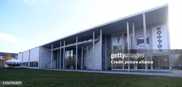 November 2021, Bavaria, Munich: Blue skies can be seen over the building of the Pinakothek der Moderne. Photo: Felix Hörhager/dpa