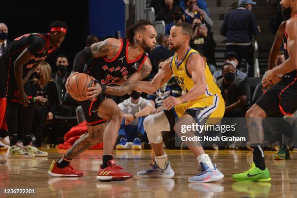 Gary Trent Jr. #33 of the Toronto Raptors handles the ball during the game against Stephen Curry of the Golden State Warriors on November 21, 2021 at...