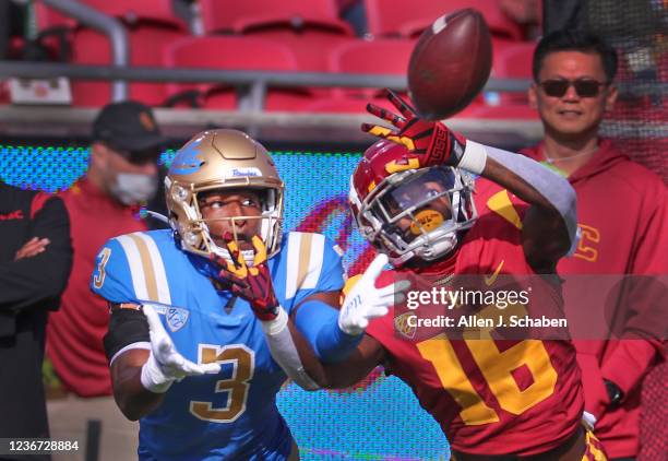 Los Angeles, CA USC wide receiver That Washington, right, UCLA defensive back Cameron Johnson deflect a pass in the first quarter at Los Angeles...