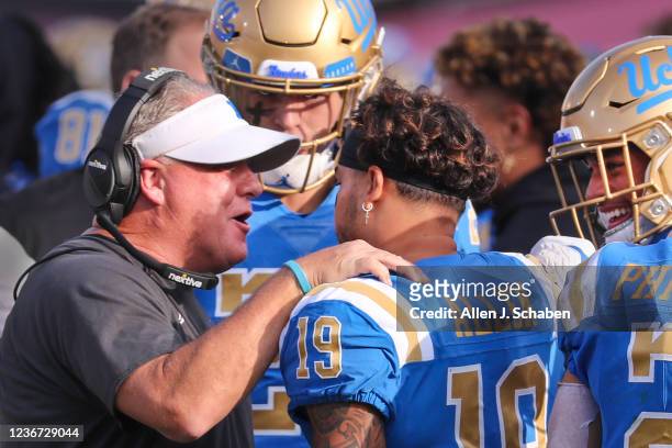 Los Angeles, CA UCLA head coach Chip Kelly, left, congratulates UCLA running back Kazmeir Allen after his first quarter touchdown against USC at Los...