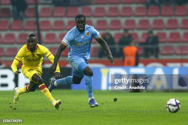 Kayserispor's Kemen in action against Nwbodo of Goztepe during the Turkish Super Lig match between Yukatel Kayserispor and Goztepe at Kadir Has...