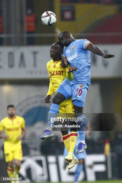 Kayserispor's Kemen in action against Nwbodo of Goztepe during the Turkish Super Lig match between Yukatel Kayserispor and Goztepe at Kadir Has...