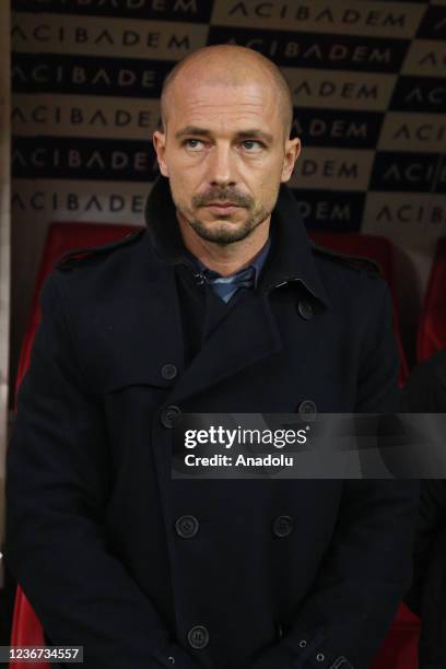 Goztepe head coach Nestor El Maestro gestures during the Turkish Super Lig match between Yukatel Kayserispor and Goztepe at Kadir Has Stadium in...