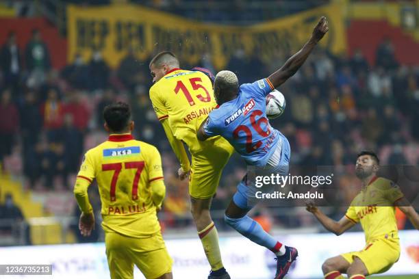 Thiam of Yukatel Kayserispor in action against Arslanagic of Goztepe during the Turkish Super Lig match between Yukatel Kayserispor and Goztepe at...