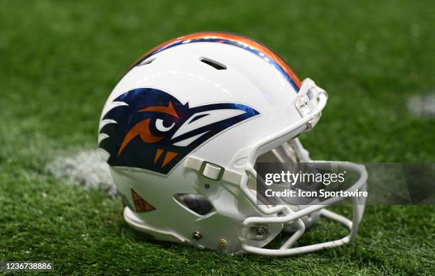 Utsa Helmets Photos and Premium High Res Pictures - Getty Images
