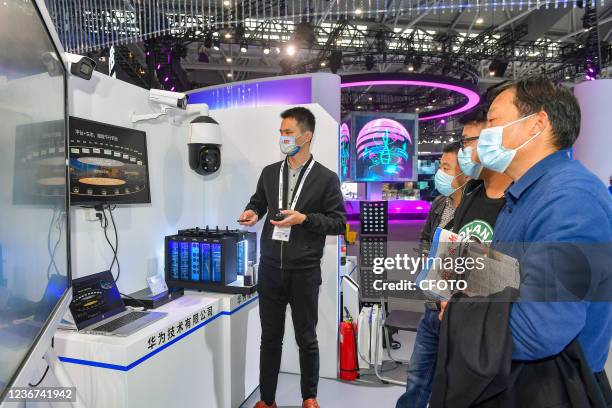 Software Defined Camera Software Defined Network Photos and Premium High Res Pictures - Getty ...