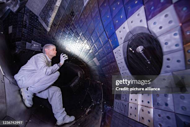 Dpatop - 19 November 2021, Mecklenburg-Western Pomerania, Greifswald: View of carbon tiles in the ring-shaped plasma vessel of the research reactor...