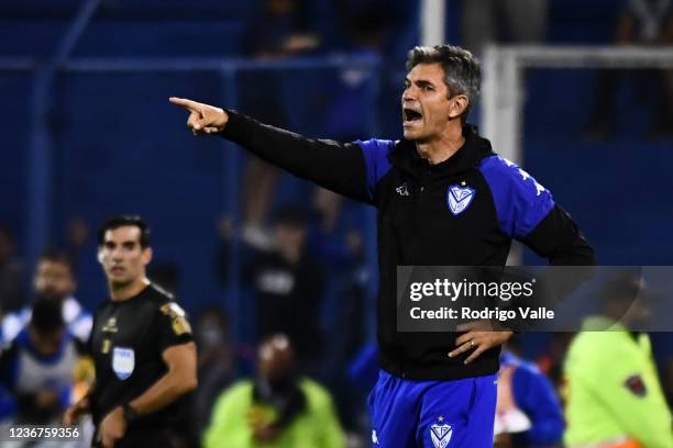 Mauricio Pellegrino head coach of Velez gestures during a match between Velez Sarsfield and Argentinos Juniors as part of Torneo Liga Profesional...
