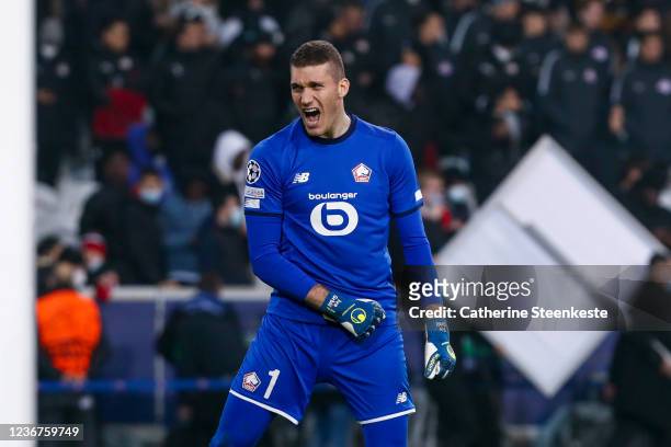 Ivo Grbic of Lille OSC celebrates the victory of the UEFA Champions League group G match between Lille OSC and RB Salzburg at Stade Pierre-Mauroy on...