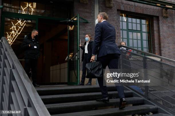 Christian Linder of the German Free Democrats arrives to hold up the mutually-agreed on coalition contract with the Greens and SPD on November 24,...