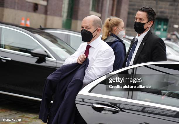 Dpatop - 24 November 2021, Berlin: Olaf Scholz , SPD candidate for Chancellor and Federal Minister of Finance, arrives at the Westhafen for the...