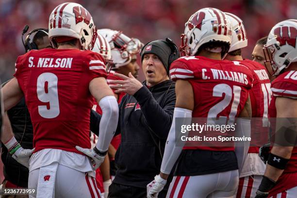 Wisconsin Badgers Defensive Coordinator/Safeties coach Jim Leonhard talks with Wisconsin Badgers safety Scott Nelson , Wisconsin Badgers corner back...