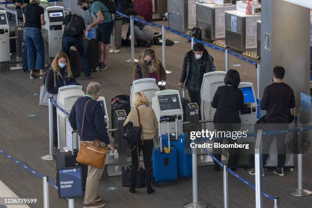 Universal Check In Us United Airlines Check In Photos and Premium High Res Pictures ...