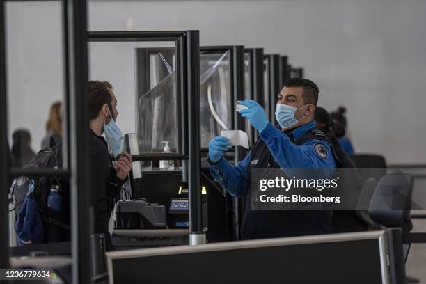 Flight Secure Agent 1,022 Airport Security Agent Stock Photos, High-Res Pictures, and ...