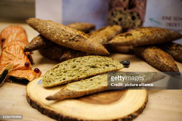 November 2021, Bavaria, Moosinning: A sliced "alguette", a baguette that used algae as an ingredient, is on display at Ways Bakery-Confectionery....