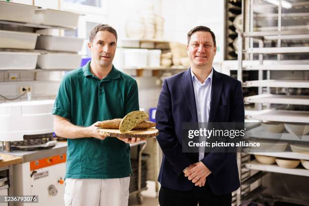 November 2021, Bavaria, Moosinning: Ludovic Gerboin, master baker, and Thomas Brück, director of the Algae Technology Center at the Technical...