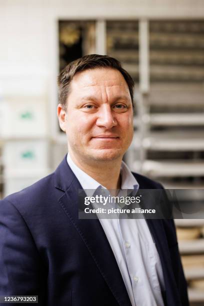 November 2021, Bavaria, Moosinning: Thomas Brück, Director of the Algae Technical Center at the Technical University of Munich , looks into the...