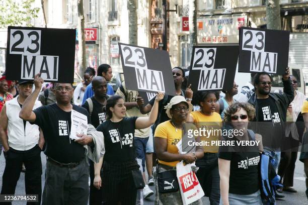Des personnes originaires d'Outre-Mer manifestent avec des pancartes "23 mai", la journée nationale du souvenir des victimes de l'esclavage colonial,...
