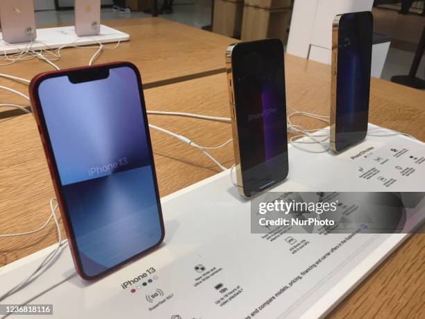 Iphone Store Display Photos and Premium High Res Pictures - Getty Images