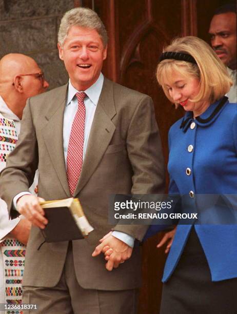 President Bill Clinton and First Lady Hillary leave Foundry Methodist Church 04 December 1994 after attending Sunday service in Washington DC....