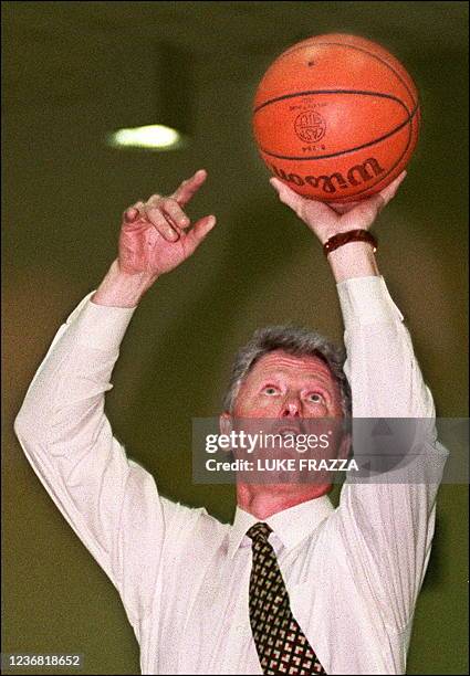 Bill Clinton Razorbacks 1,076 Us Clinton Basketball Stock Photos, High-Res Pictures, and Images ...