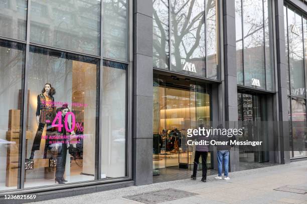 People outside ZARA on Tauentzienstrasse, one of the city's main shopping streets, on Black Friday during the fourth wave of the coronavirus pandemic...