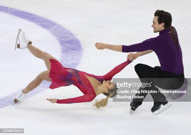 Kirsten Moore-Towers and Michael Marinaro of Canada compete in the Pairs Free Skating on day one the ISU Grand Prix of Figure Skating - Rostelecom...