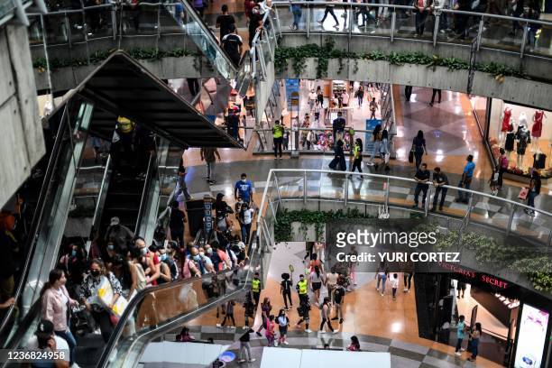 People look for bargains in a shopping mall during Black Friday in Caracas on November 26, 2021.