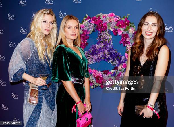 Artist Mia Florentine Weiss, influencer Marie von den Benken and influencer Masha Sedgwick attend the Emotion Award on November 26, 2021 in Hamburg,...