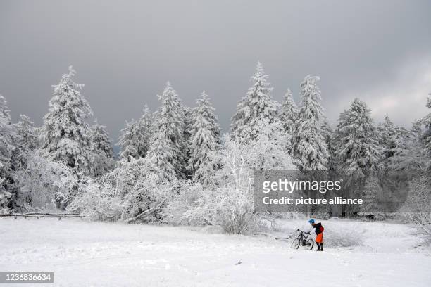 November 2021, Hessen, Schmitten: Walkers and hikers walk through the fresh new snow on the Feldberg in the Taunus. Photo: Boris Roessler/dpa