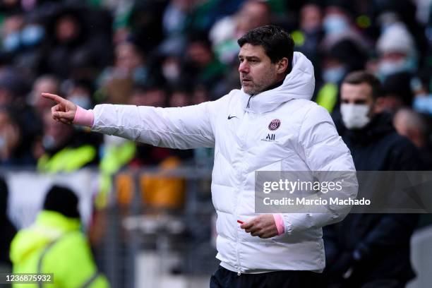 Head Coach Mauricio Pochettino gestures during the Ligue 1 Uber Eats match between AS Saint-Etienne and Paris Saint Germain at Stade...