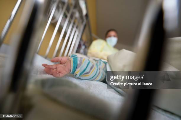 November 2021, Baden-Wuerttemberg, Stuttgart: A patient suffering from respiratory syncytial virus is lying in a hospital bed in a paediatric ward of...