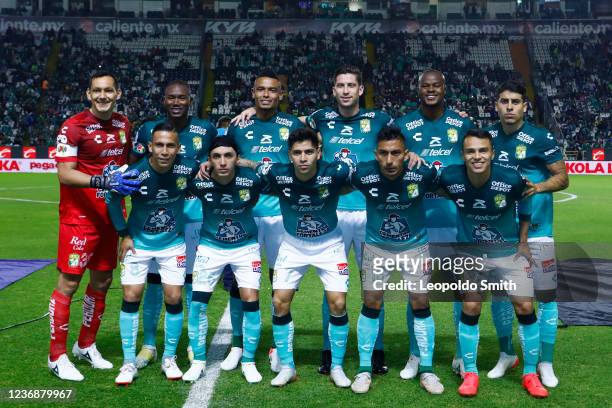 Players of Leon pose for a photo prior the quarterfinals second leg match between Leon and Puebla as part of the Torneo Grita Mexico A21 Liga MX at...