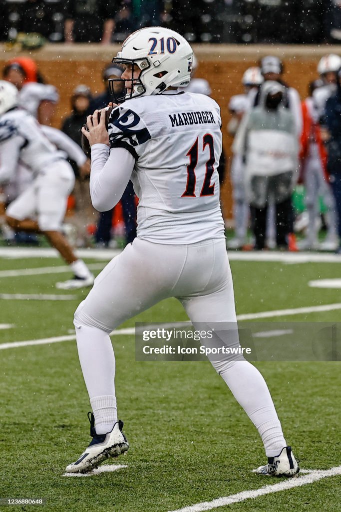 Roadrunners quarterback Eddie Lee Marburger looks for a receiver... Foto di  attualità - Getty Images