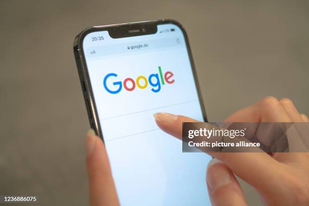 November 2021, Lower Saxony, Oldenburg: A woman holds her cell phone, which shows the Google page in the browser. Photo: Mohssen Assanimoghaddam/dpa