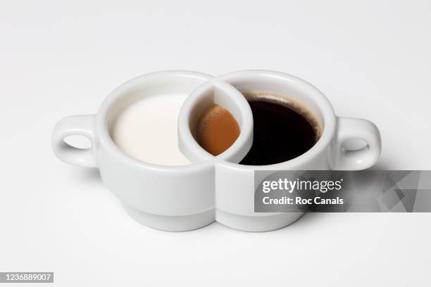 coffee & milk - combinación fotografías e imágenes de stock