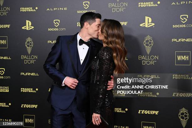 Bayern Munich's Polish forward Robert Lewandowski and his wife Anna Lewandowska kiss as they pose upon arrival to attend the 2021 Ballon d'Or France...