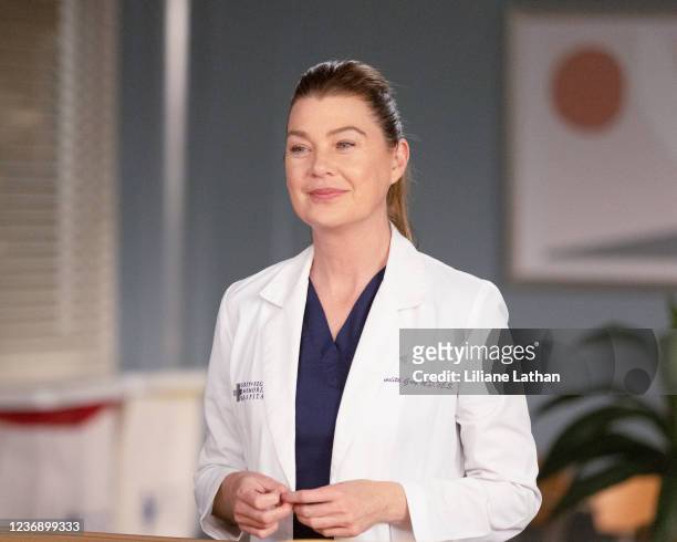 It Came Upon a Midnight Clear The doctors of Grey Sloan Memorial celebrate the holidays; Hamilton and Meredith prepare for a milestone on their...