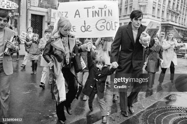French actor Alain Delon, his wife Nathalie Delon and their son Anthony Delon arrive at the premiere of "Tintin et le temple du soleil", on December...