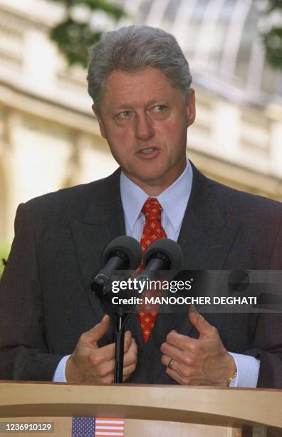 Le président américain Bill Clinton s'exprime devant les journalistes, le 17 juin 1999 au Palais de l'Elysée à Paris, lors d'une conférence de presse...