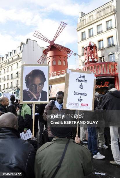 Des personnes manifestent à l'appel du Cran et du MRAP , le 02 avril 2010 à Paris, devant les studios d'enregistrement de l'émission, "On n'est pas...