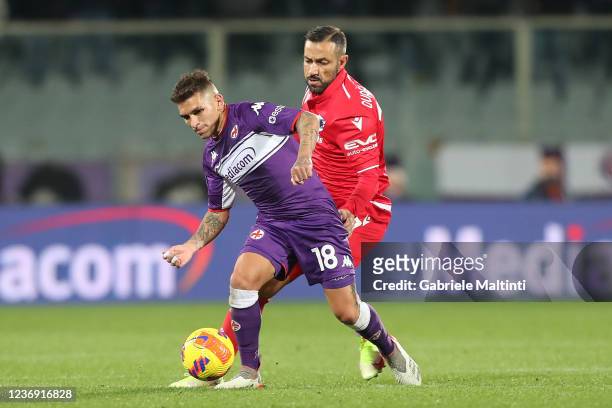 Lucas Torreira of ACF Fiorentina in action against Fabio Quagliarella of UC Sampdoria during the Serie A match between ACF Fiorentina v UC Sampdoria...