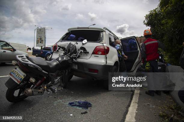 Paramedics from Angeles de Ias VÃ­as arrive at a traffic accident scene to provide an emergency medical care in Caracas, on the Gran Cacique...