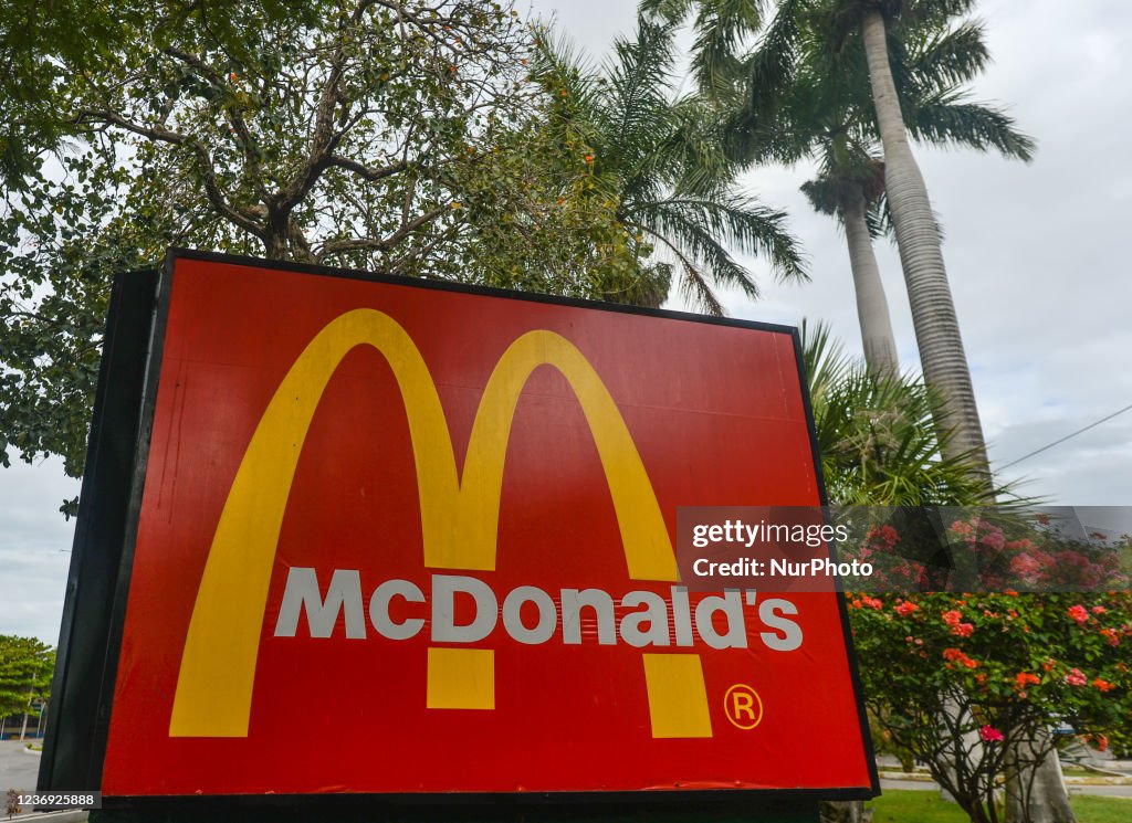  Tablero de McDonalds en Paseo de Montejo, una avenida notable de Mérida.  En... Foto de la noticia