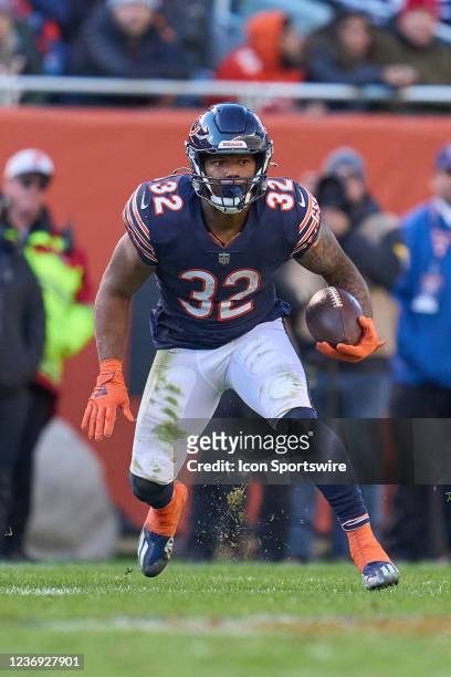 Chicago Bears running back David Montgomery runs with the football during a game between the Chicago Bears and the Baltimore Ravens on November 21,...