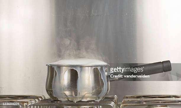 stieltopf der boiling milch - spilt milk stock-fotos und bilder